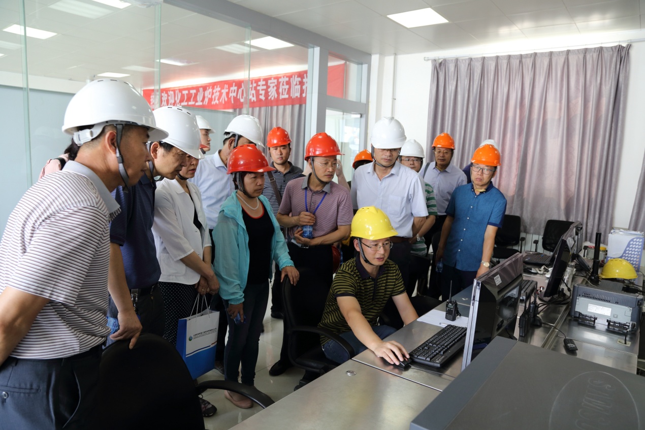 参观实验室.jpg 参观实验室.jpg